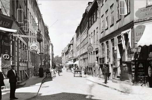 Larsbjørnsstræde set mod Teglgårdsstræde 1902.